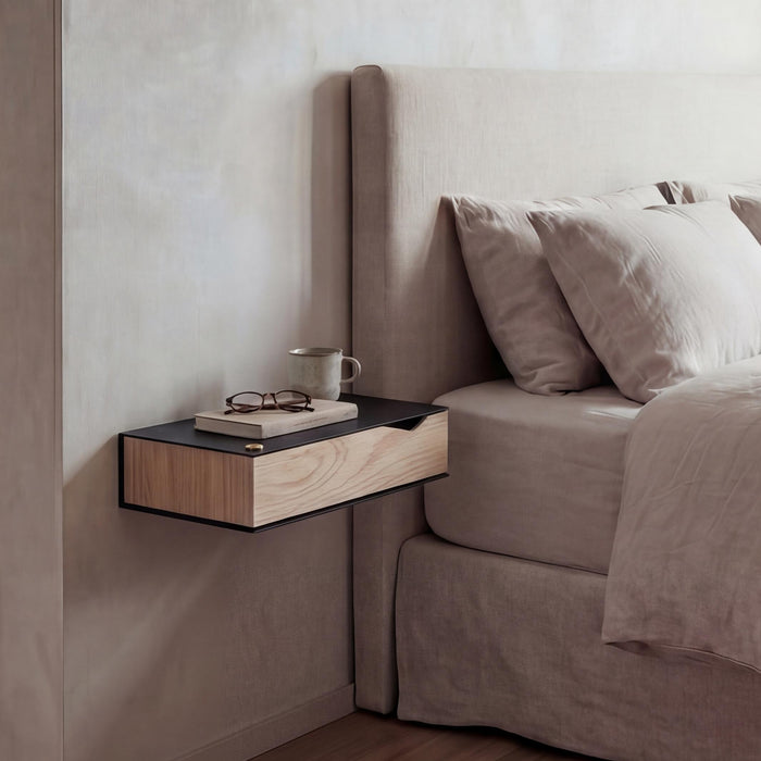 2 stk. sengeborde væghængt: BESIDE - sort m. egetræsskuffe